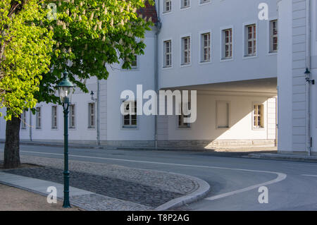 Herrnhut, Sachsen/Deutschland - 10. Mai 2019 - Blick auf zinzendorfplatz Bushaltestelle mit der neu gebauten highschool Aufbau von Evangelisches Zinzendorf-Gymna Stockfoto