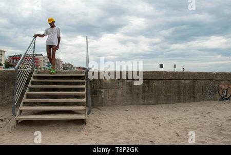 Alter Mann unten kommen die Treppe am Strand Stockfoto