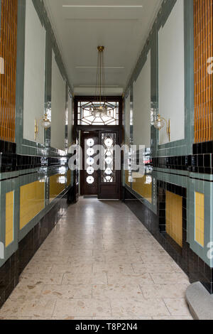Historisches Art déco-Jugendstil Fliesen in Wiener Eingangshallen von der Firma Brüder Schwadron Stockfoto