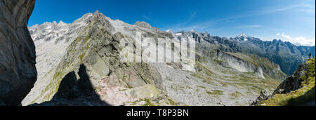 Panoramablick von Valle del Ferro und Val Qualido im Sommer, Passo Qualido, Val Masino, Sondrio Provinz, Lombardei, Italien Stockfoto