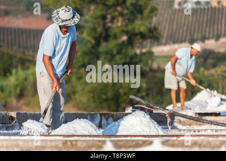 Männer arbeiten an den Salinen, Rio Maior, Portugal Stockfoto