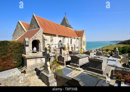 Frankreich, Normandie, Seine Maritime, Pays de Caux, Cote d'Albatre, der St Valery Kirche von Varengeville-sur-Mer und dem Friedhof am Meer mit Blick auf die Felsen der Côte d'Albatre (Alabaster Küste) Stockfoto