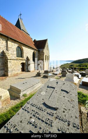 Frankreich, Normandie, Seine Maritime, Pays de Caux, Cote d'Albatre, der St Valery Kirche von Varengeville-sur-Mer und dem Friedhof am Meer mit Blick auf die Felsen der Côte d'Albatre (Alabaster Küste) Stockfoto