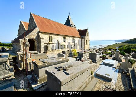 Frankreich, Normandie, Seine Maritime, Pays de Caux, Cote d'Albatre, der St Valery Kirche von Varengeville-sur-Mer und dem Friedhof am Meer mit Blick auf die Felsen der Côte d'Albatre (Alabaster Küste) Stockfoto