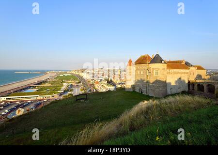 Frankreich, Seine Maritime, Pays de Caux, Cote d'Albatre (Alabaster Küste), Dieppe, Schloss dominiert die Strandpromenade entlang des Boulevard de Verdun und dem großen Kiesstrand Stockfoto