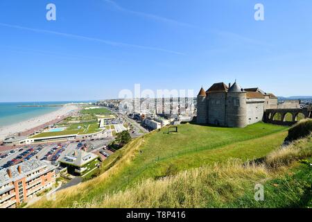 Frankreich, Seine Maritime, Pays de Caux, Cote d'Albatre (Alabaster Küste), Dieppe, Schloss dominiert die Strandpromenade entlang des Boulevard de Verdun und dem großen Kiesstrand Stockfoto