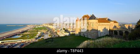 Frankreich, Seine Maritime, Pays de Caux, Cote d'Albatre (Alabaster Küste), Dieppe, Schloss dominiert die Strandpromenade entlang des Boulevard de Verdun und dem großen Kiesstrand Stockfoto