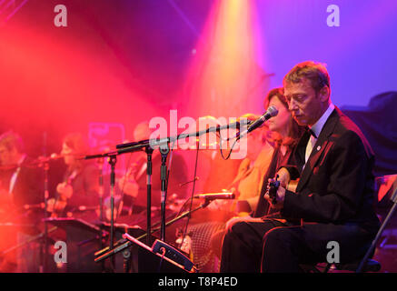 Jonty Bankes mit der Ukulele Orchestra von Großbritannien an der Wickham Festival, England, UK. August 14, 2014. Stockfoto