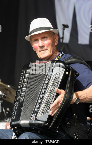 Giuseppe Galgano mit Vinicio Capossela und der La Banda della Posta (die Post Band), WOMAD-Festival, Charlton Park, England. Juli 27, 2014 Stockfoto