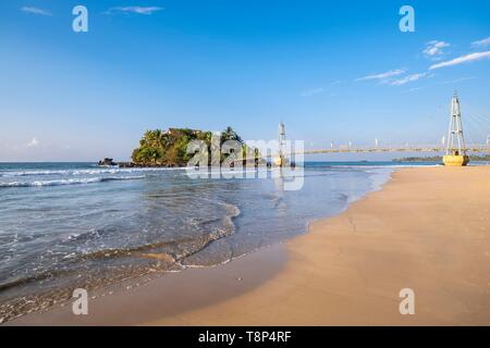 Sri Lanka, Bundesland Kärnten, Matara, Paravi Duwa Tempel auf einer Insel, erreichbar durch eine Schrägseilbrücke Fußgängerbrücke Stockfoto