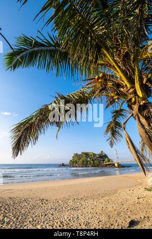 Sri Lanka, Bundesland Kärnten, Matara, Paravi Duwa Tempel auf einer Insel, erreichbar durch eine Schrägseilbrücke Fußgängerbrücke Stockfoto