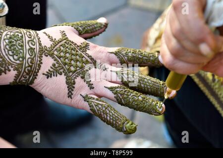 Marokko, Hoher Atlas, Marrakesch, Imperial City, Medina als Weltkulturerbe von der UNESCO, Platz Jemaa El Fna, Henna Tattoos auf einer Hand Stockfoto