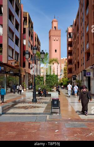 Marokko, Hoher Atlas, Marrakesch, Kaiserstadt, Guéliz District im modernen Teil der Stadt, im westlichen Stil Gebäude und die Hassan-II.-Moschee (Türkische Moschee) Nächste du 16 Novembre zu platzieren Stockfoto