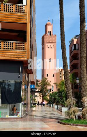 Marokko, Hoher Atlas, Marrakesch, Kaiserstadt, Guéliz District im modernen Teil der Stadt, im westlichen Stil Gebäude und die Hassan-II.-Moschee (Türkische Moschee) Nächste du 16 Novembre zu platzieren Stockfoto