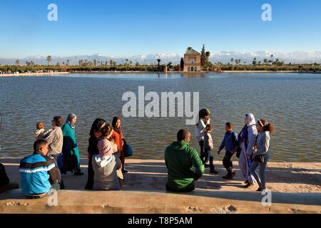 Marokko, Hoher Atlas, Marrakesch, Imperial City, Medina als Weltkulturerbe von der UNESCO, La Menara als Weltkulturerbe von der UNESCO, Saadian Pavillon aufgelistet und Pool im Garten, die schneebedeckte Atlas im Hintergrund Stockfoto