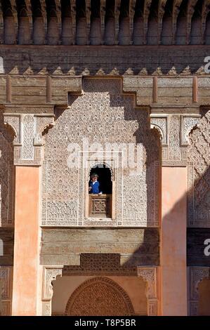 Marokko, Hoher Atlas, Marrakesch, Imperial City, Medina als Weltkulturerbe von der UNESCO, Ali Ben Youssef Medersa (Koranschule), Bogenfenster mit dekorativen Stuckarbeiten Stockfoto