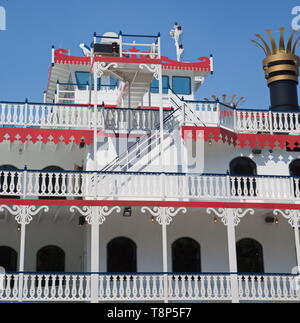 Rot, Weiß und Blau Decks auf River Boat Stockfoto