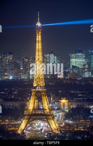 Frankreich, Paris, als Weltkulturerbe von der UNESCO, der Eiffelturm (© SETE - illuminationen Pierre Bideau) mit den Trocadero Gärten und La Defense im Hintergrund Stockfoto
