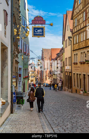 Herrliche Sicht auf die berühmte Lane Obere Schmiedgasse in Rothenburg, Deutschland. Zwischen bunt und Fachwerkhäusern, Geschäften und Restaurants der gepflasterten... Stockfoto