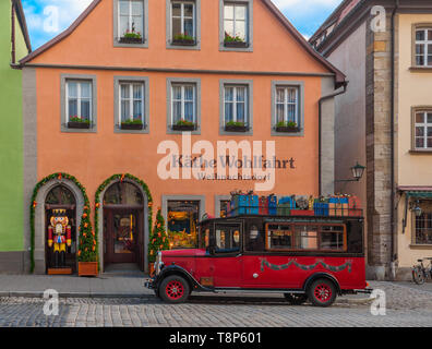 Tolle Aussicht von der Käthe Wohlfahrt's Shop mit alten Gesellschaft Fahrzeug in Rothenburg. Die Ansprüche der weltweit größte zu haben... Stockfoto