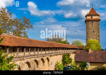 Perfekte Panoramablick auf die mittelalterliche Stadtbefestigung von Rothenburg o.d. Tauber, Deutschland. Die überdachte Stadtmauer führt zur Gate Tower... Stockfoto