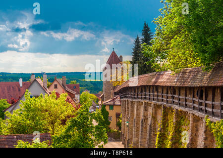 Großartige Panoramablick auf die mittelalterliche Stadtbefestigung von Rothenburg. Blick auf die alte Stadtmauer und der Henker Turm (Henkersturm)... Stockfoto