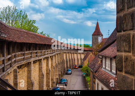 Großartigen Panoramablick auf der begehbaren Zinnen, die zu einer Festung Turm. Rothenburg ist ein beliebtes Touristenziel und berühmt für... Stockfoto