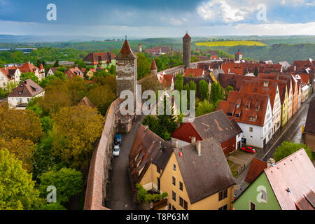 Großes Luftbild von Rothenburg o.d. Tauber, einer Stadt in der Region Franken in Bayern, Deutschland. Die mittelalterliche Stadtbefestigung zeigt die äußere... Stockfoto