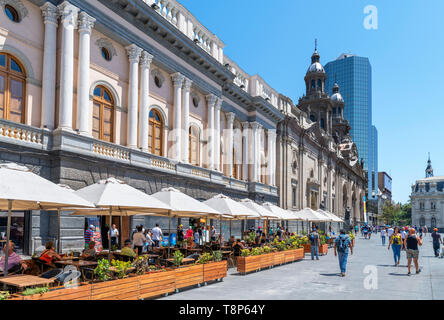 Santiago, Plaza de Armas. Sidewalk Cafe mit der Metropolitan Kathedrale hinter, Plaza de Armas, Santiago Centro, Santiago, Chile, Südamerika Stockfoto