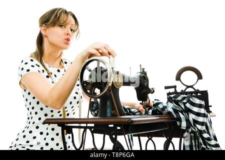 Frau Schneiderin Pin up mit antiken nähen Manuelle Maschine - der Vintage maßgeschneiderte Tools und Kohle Bügeleisen-Konzept auf weißem Hintergrund Stil Stockfoto