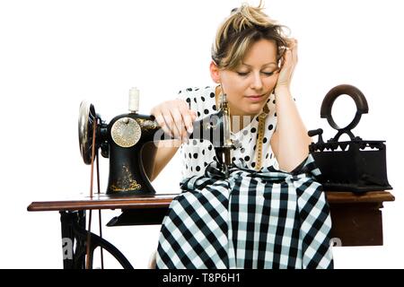 Müde Frau Schneiderin schläft durch Nähen Manuelle Maschine - workaholic Träume überarbeitet - Konzept auf weißem Hintergrund Stockfoto