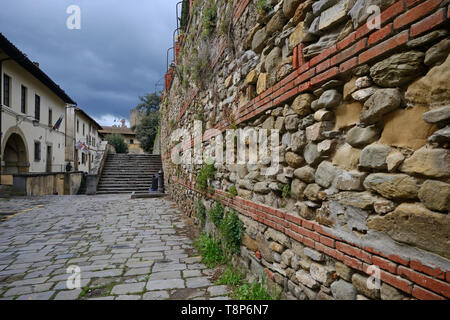 Typische Straße in Arezzo Altstadt mit seinen alten Wand- und Gebäuden Stockfoto