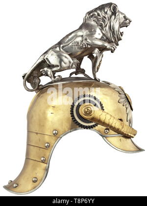 Einen Helm für Soldaten der Königlich Sächsischen Horse Guard Regiment nach Original parade Lion 1907 und Helm Platte auf ersetzt den Schädel. Versilberte Lion über den cypher Schild, "169" geprägte unterhalb der linken Hinterbein (flügelmutter) ersetzt. Licht messing Schädel mit vergrößerten Löcher und Ziffer 44 in zwischen an der Vorderseite Struck', Nackenstütze, gesäumt mit schwarzem Samt. Versilberte Star und überlagerte Wappen (eine Mutter fehlt). Leder-backed chinscales gesichert Eine kaiserliche Kokarde und eine Preussische Kokarde (Falsch). Leichte Seide rep Büchse. , Additional-Rights - Clearance-Info - Not-Available Stockfoto