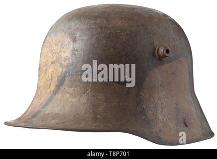 Ein stahlhelm M16 mit Camouflage Farbe Feld - Grau lackierter Stahl Schale mit zeitgenössischen camouflage Farbe in die Erde braun und grün, schwarz abgegrenzt. Der Innenraum mit der Prägung 'CBN 64'. Die innere Verkleidung komplett mit eiserner innerer Ring und drei Leder Pads erhalten. Helm Riemen fehlt, einen Haken an der richtigen Stelle. Zeichen von Alter und Nutzung. historischen, historische, 20. Jahrhundert, 1910 s, Ersten Weltkrieg/WWI, Weltkrieg, Weltkriege, Additional-Rights - Clearance-Info - Not-Available Stockfoto