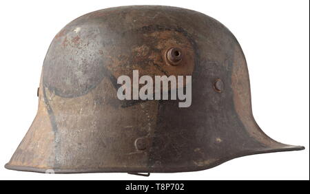 Ein stahlhelm M16 mit Camouflage Farbe Feld - Grau lackierter Stahl Schale mit zeitgenössischen camouflage Farbe in die Erde braun und grün, schwarz abgegrenzt. Der Innenraum mit der Prägung 'CBN 64'. Die innere Verkleidung komplett mit eiserner innerer Ring und drei Leder Pads erhalten. Helm Riemen fehlt, einen Haken an der richtigen Stelle. Zeichen von Alter und Nutzung. historischen, historische, 20. Jahrhundert, 1910 s, Ersten Weltkrieg/WWI, Weltkrieg, Weltkriege, Additional-Rights - Clearance-Info - Not-Available Stockfoto