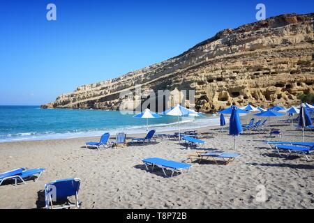 Matala, Kreta - Blick auf den Strand mit Hippie Höhlen im Hintergrund. Stockfoto