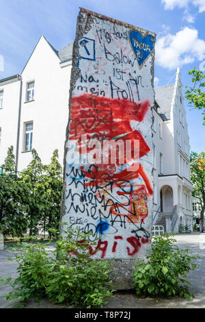 Ein Stück der Berliner Mauer auf dem Display vor dem Rathaus in Berlin Johannisthal District, 2019, Treptow, Deutschland Stockfoto