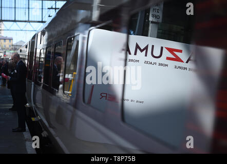 Die Amuza Logo in einem der neuen LNER von Azuma Züge, die auf Gleis 8 im Bahnhof King's Cross in London ankam. Stockfoto