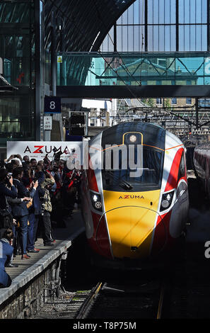 Einer der neuen LNER von Azuma Züge kommt auf Gleis 8 im Bahnhof King's Cross in London. Stockfoto