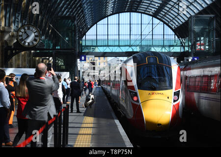 Einer der neuen LNER von Azuma Züge Abfahrt Gleis 8 am Bahnhof King's Cross in London. Stockfoto