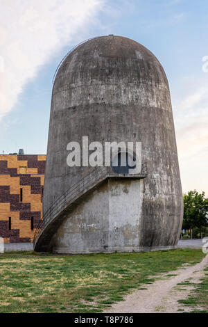 Trudelturm ein wissenschaftliches Monument, das sich in den 1930iger Jahren gebaut wurde und für die Luftfahrt forschung an der aerodynamischen Science Park in Berlin Adlershof, Berlin, Deutschland Stockfoto