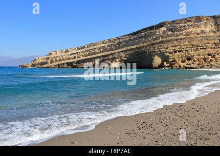 Matala, Kreta - Blick auf den Strand mit Hippie Höhlen im Hintergrund. Stockfoto