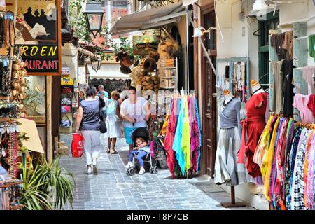 RETHYMNON, Griechenland - 23. Mai, 2013: die Menschen in der Altstadt von Rethymnon, Kreta, Griechenland. Es ist die 3. größte Stadt der Insel. Kreta zieht 2,8 mi Stockfoto