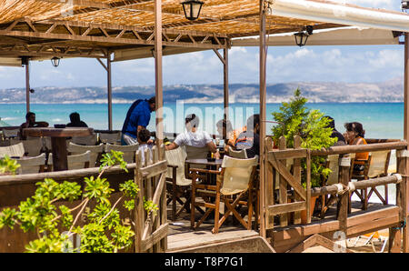 Wein Bar und Taverne am Strand in Kalives in Kreta Griechenland mit Blick über das Meer Stockfoto