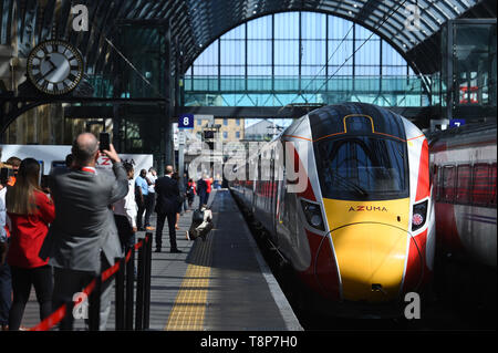 Einer der neuen LNER von Azuma Züge Abfahrt Gleis 8 am Bahnhof King's Cross in London. Stockfoto