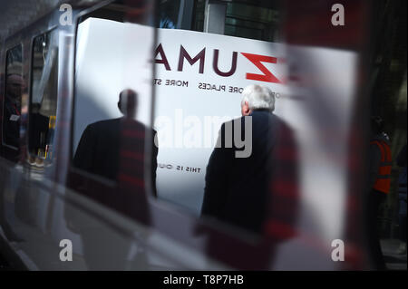 Die Amuza Logo in einem der neuen LNER von Azuma Züge, die auf Gleis 8 im Bahnhof King's Cross in London ankam. Stockfoto