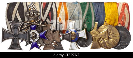 Medizinische Allgemeine Dr. Paul Brecht - medaillen Bar 9-stück Bar mit Preußen: Eisernes Kreuz 2.Klasse von 1914, Bayern: militärische Verdienste Orden 3.Klasse mit Schwertern in vergoldetem Silber Ausgabe vom Januar 1917, die von Hemmerle in München, hohlen, separat inset Flammen und mit standard Stanzen, Deutsches Reich: Ehre Kreuz für Front Fighters 1934, Preußen: Ordnung der Rote Adler 4. Klasse, Ordnung der Krone 4. Klasse in Gold, bezeichnet 'W' für die Wagner Unternehmen in Berlin, Sachsen-Coburg-Gotha: Medaille für Kunst und Wissenschaft unter Carl Eduard, Punch cutter 'Max v. KAWA, Additional-Rights - Clearance-Info - Not-Available Stockfoto