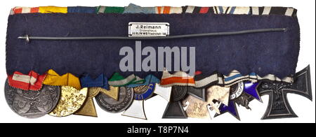 Medizinische Allgemeine Dr. Paul Brecht - medaillen Bar 9-stück Bar mit Preußen: Eisernes Kreuz 2.Klasse von 1914, Bayern: militärische Verdienste Orden 3.Klasse mit Schwertern in vergoldetem Silber Ausgabe vom Januar 1917, die von Hemmerle in München, hohlen, separat inset Flammen und mit standard Stanzen, Deutsches Reich: Ehre Kreuz für Front Fighters 1934, Preußen: Ordnung der Rote Adler 4. Klasse, Ordnung der Krone 4. Klasse in Gold, bezeichnet 'W' für die Wagner Unternehmen in Berlin, Sachsen-Coburg-Gotha: Medaille für Kunst und Wissenschaft unter Carl Eduard, Punch cutter 'Max v. KAWA, Additional-Rights - Clearance-Info - Not-Available Stockfoto