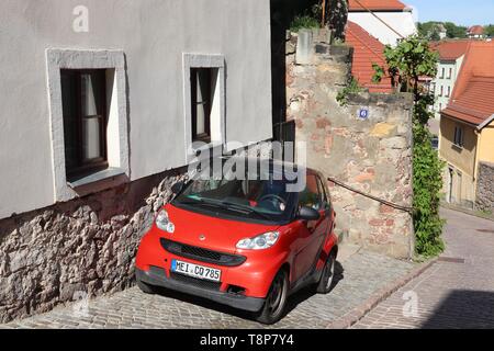 Meißen, Deutschland - Mai 5, 2018: Rot Smart Fortwo mini City Limousine Auto in Deutschland geparkt. Es wurden 45,8 Millionen Autos in Deutschland registriert (Stand Stockfoto