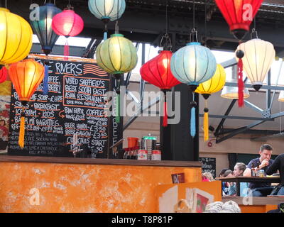 Vietnamesische Papierlaternen im Five Rivers Restaurant bei Cutlery Works, einem Speisesaal in einer umgebauten Besteckfabrik in der Kelham Island Gegend von Sheffield Stockfoto